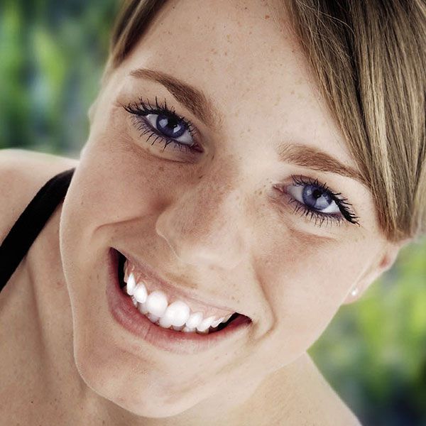 Eine professionelle Zahnreinigung entfernt Zahnstein und bakterielle Beläge.